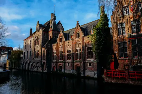 Reie en gotische bakstenen gevels in Brugge